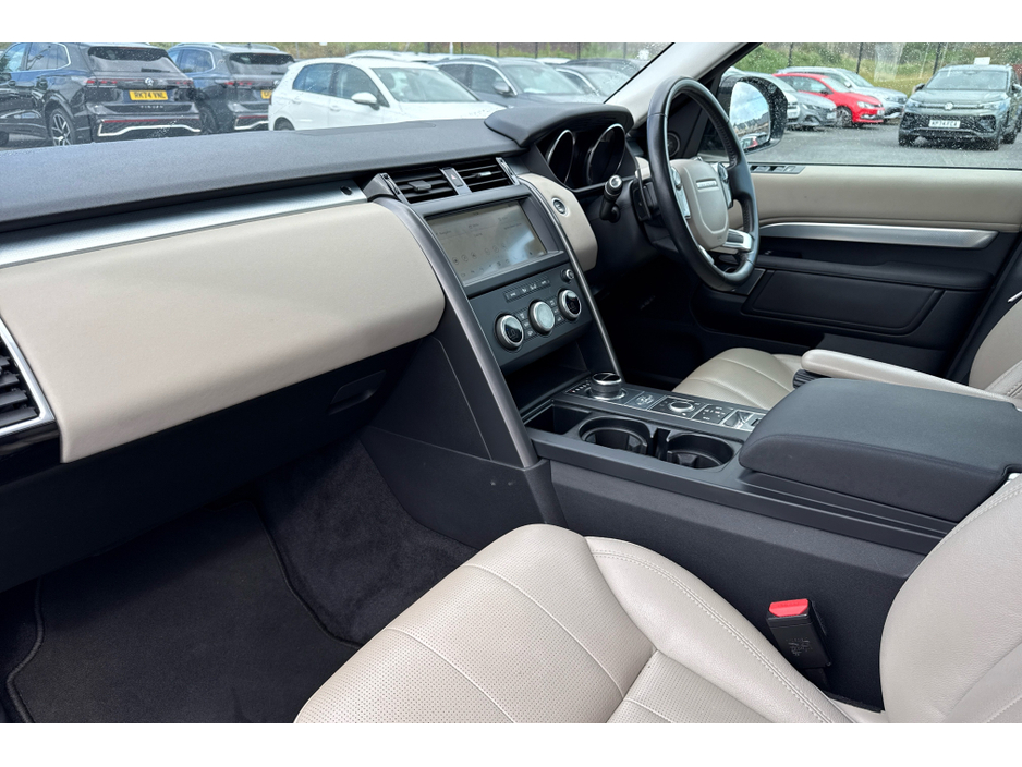 2019 Land Rover Discovery - image 7