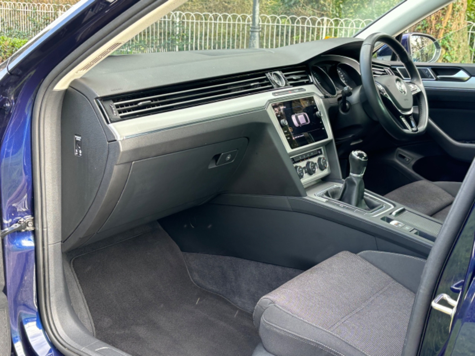 2018 Volkswagen Passat - image 8