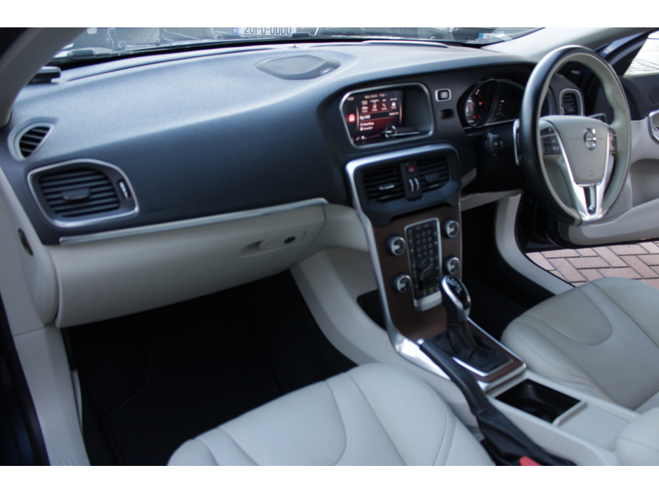 2019 Volvo V40 2.0D4 INSCRIPTION 5DR HATCHBACK AUTO HUGE SPEC  // 1 OWNER CAR // AS NEW CONDITION THROUGHOUT // BUY WITH CONFIDENCE AA AND SIMI APPROVED DEALER 2026 // FINANCE ARRANGED // €19,950