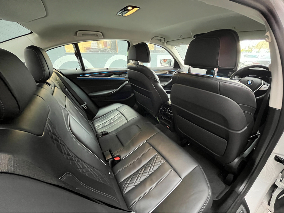 2020 BMW 5 Series - image 15