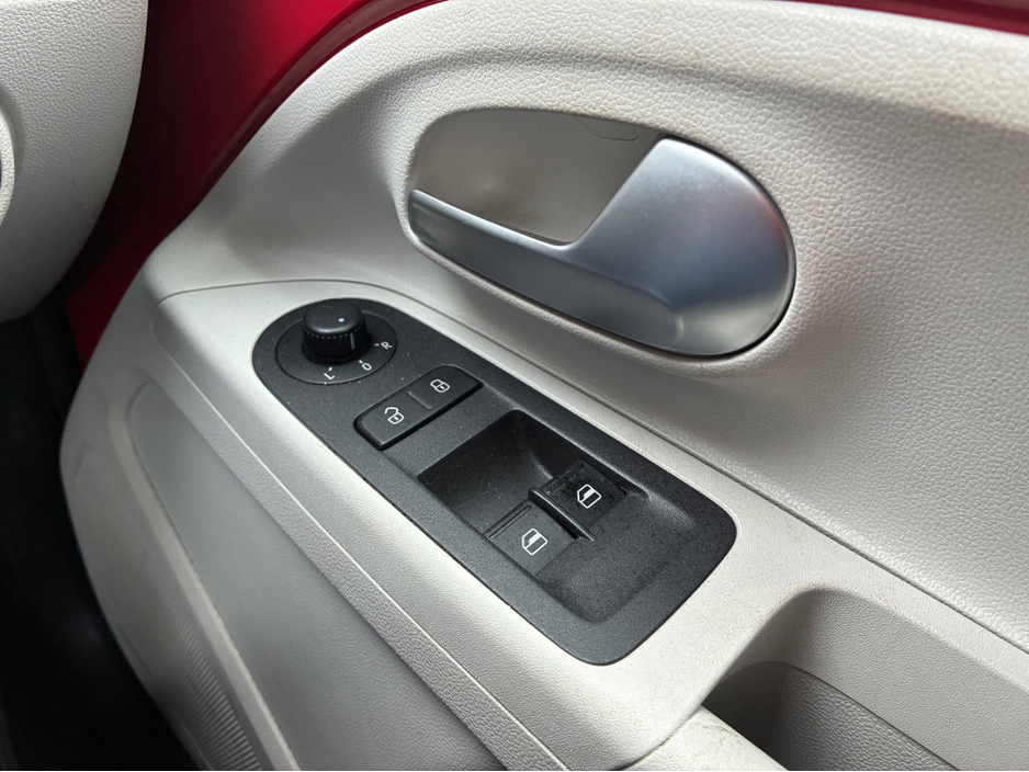 2018 Volkswagen up! - image 14