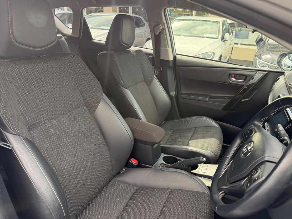 2017 Toyota Auris - image 10