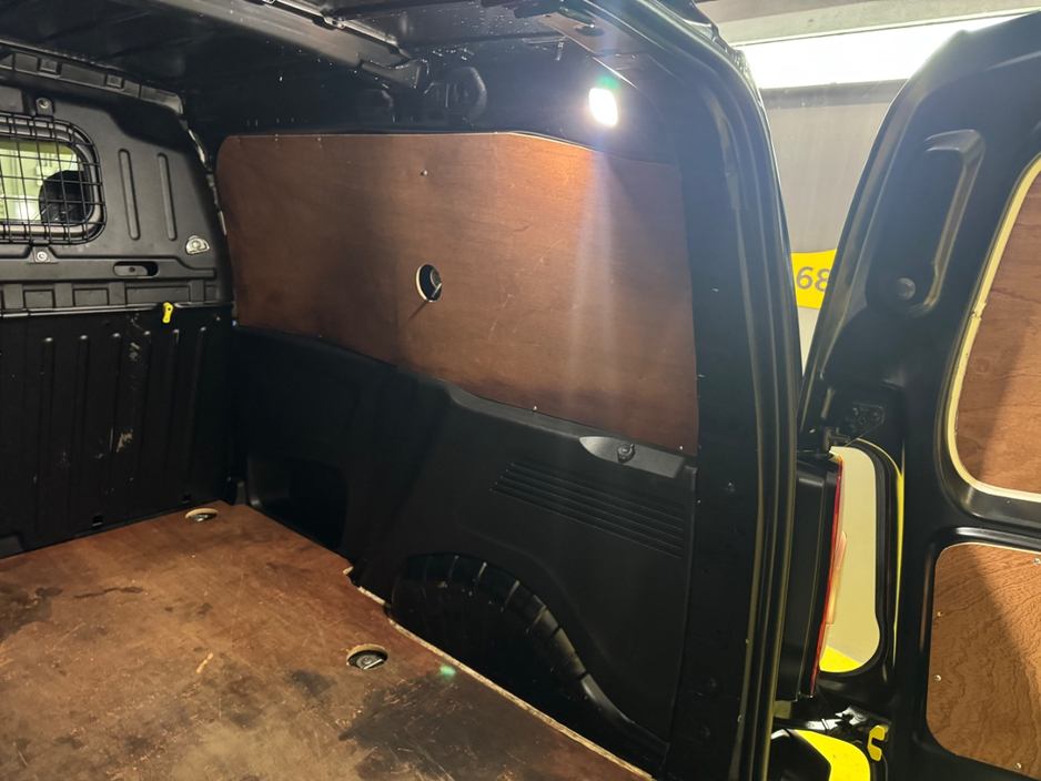 2021 Citroen Berlingo - image 22