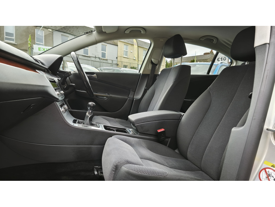 2010 Volkswagen Passat - image 21