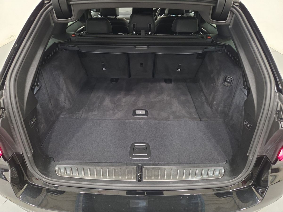 2023 BMW 5 Series - image 13