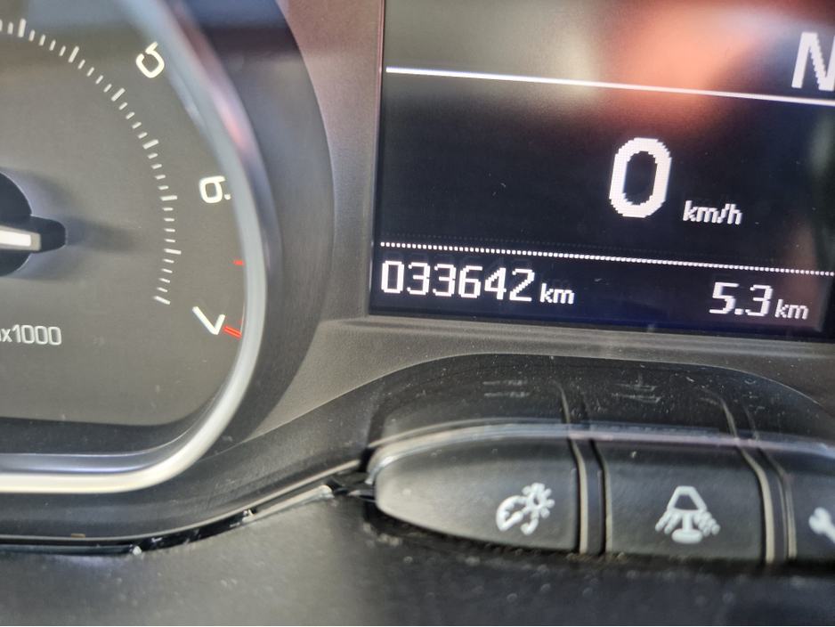 2015 Peugeot 208 - image 18