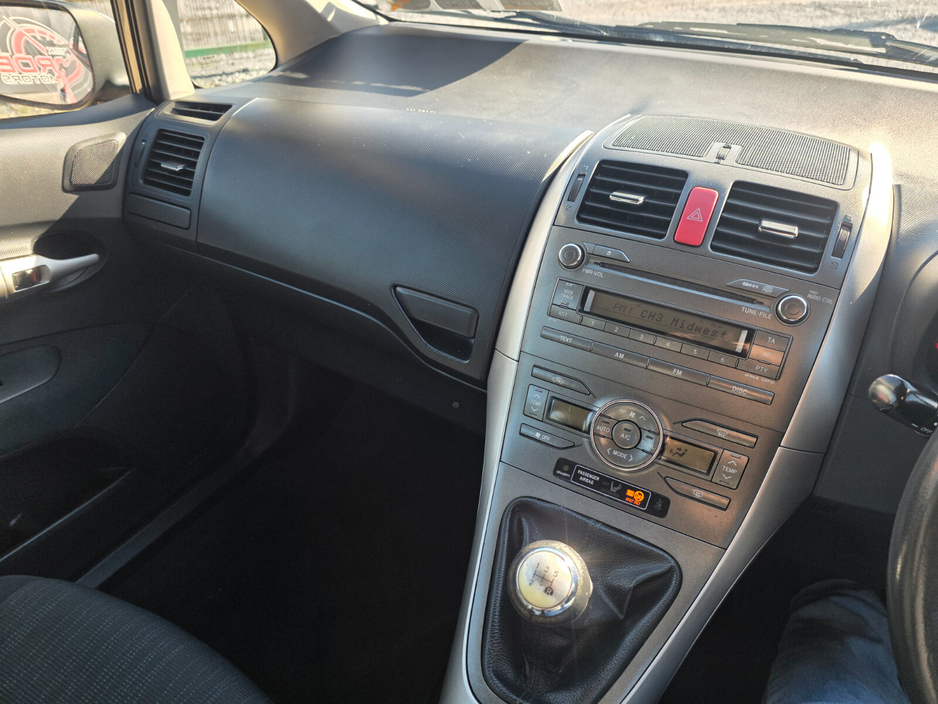 2009 Toyota Auris - image 10