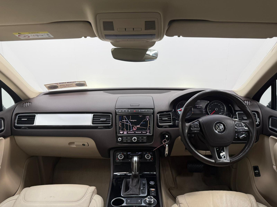 2017 Volkswagen Touareg - image 10