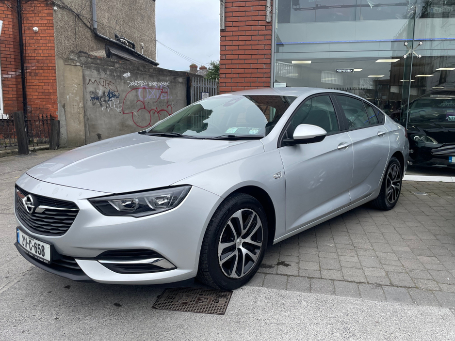 2021 Opel Insignia - image 4