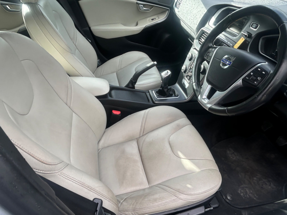 2014 Volvo V40 - image 9