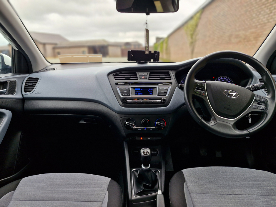 2015 Hyundai i20 - image 14