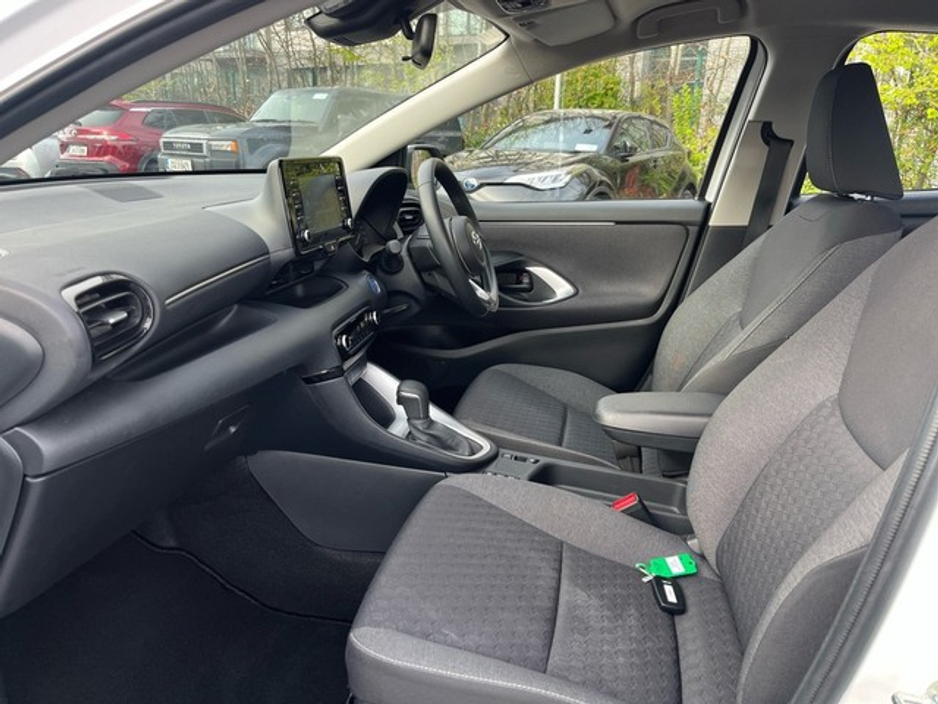 2023 Toyota Yaris - image 6