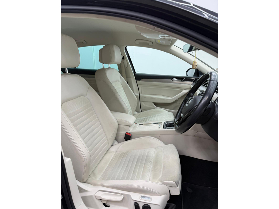 2019 Volkswagen Passat - image 8