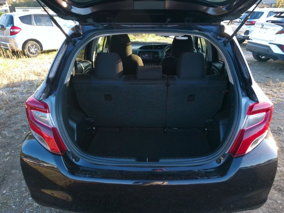 2016 Toyota Yaris - image 12