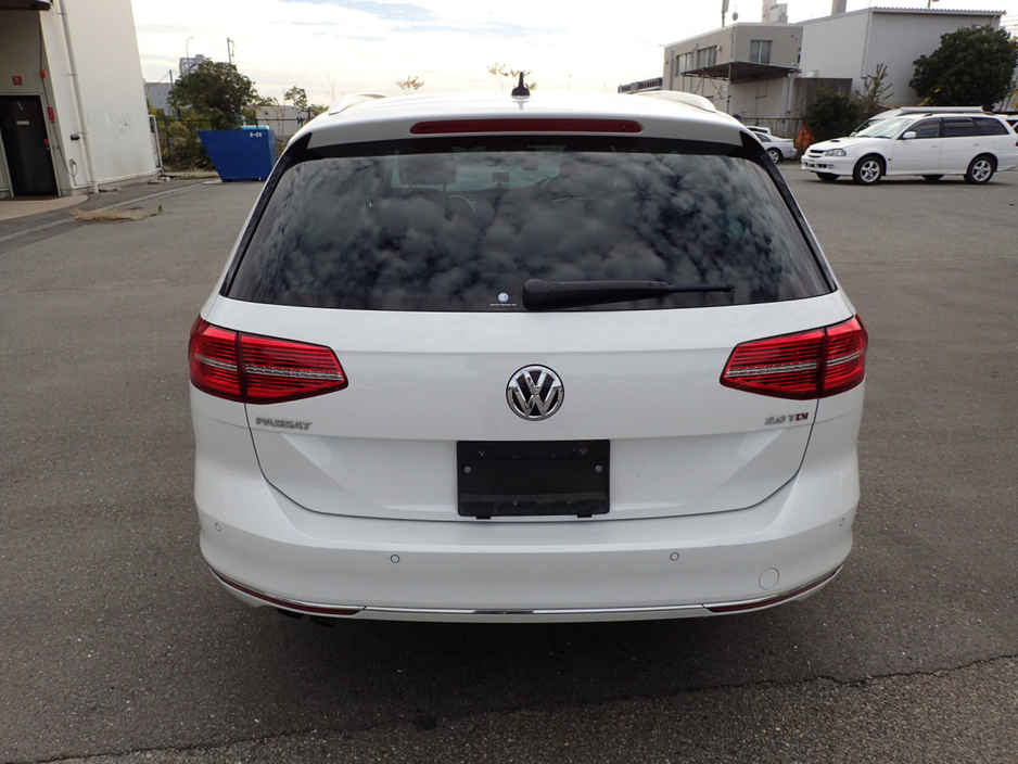 2020 Volkswagen Passat - image 4