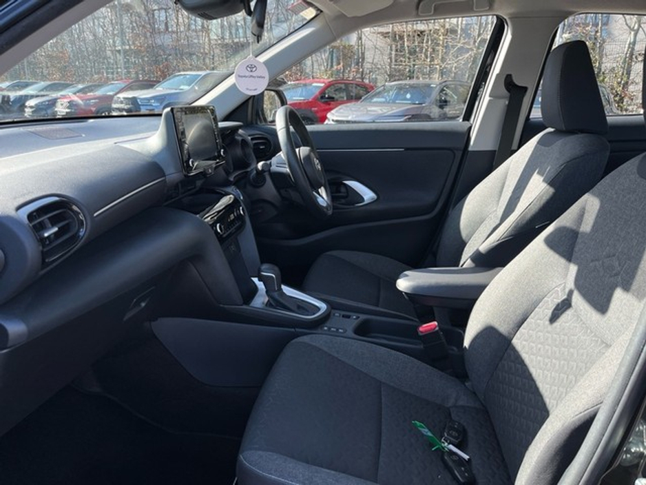 2023 Toyota Yaris Cross - image 6