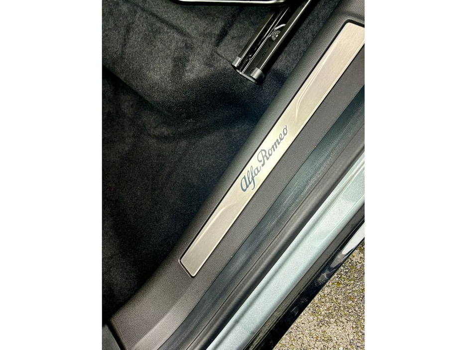 2026 Alfa Romeo Junior Ibrida €44,345