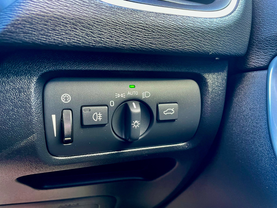 2019 Volvo V40 - image 32