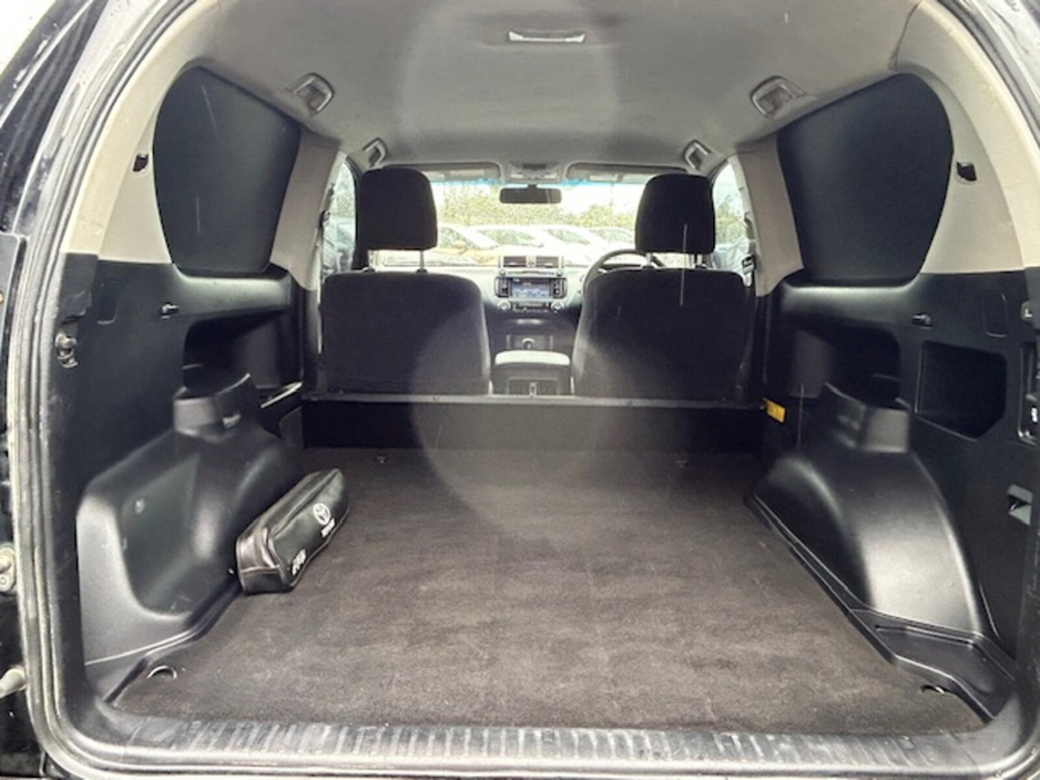 2016 Toyota Landcruiser - image 11