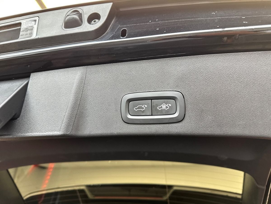 2023 Volvo XC40 - image 26