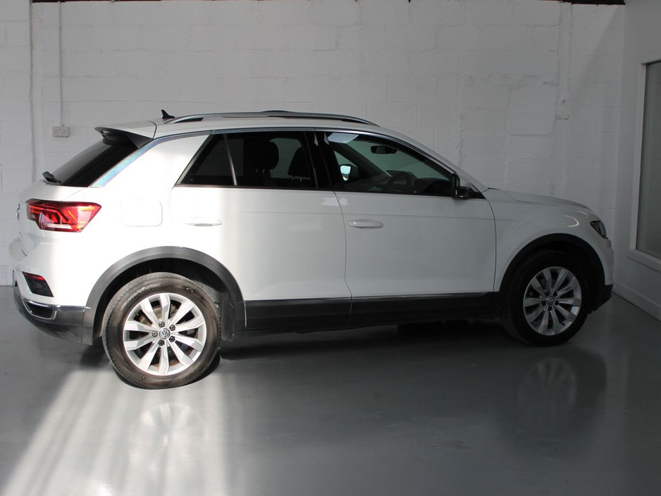 2019 Volkswagen T-Roc - image 5