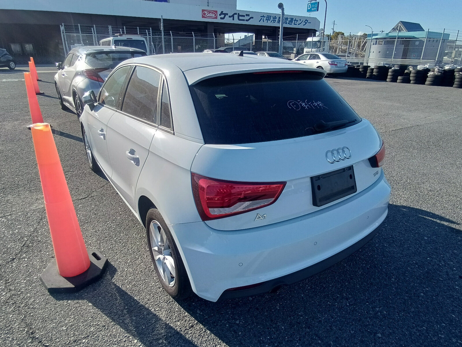 2017 Audi A1 - image 4