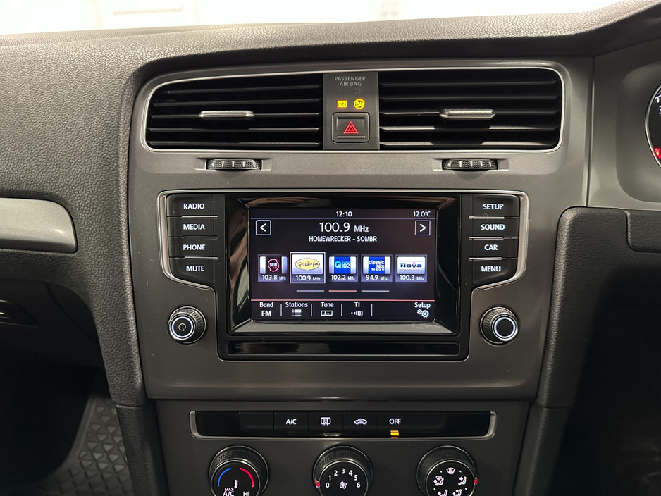 2014 Volkswagen Golf - image 26