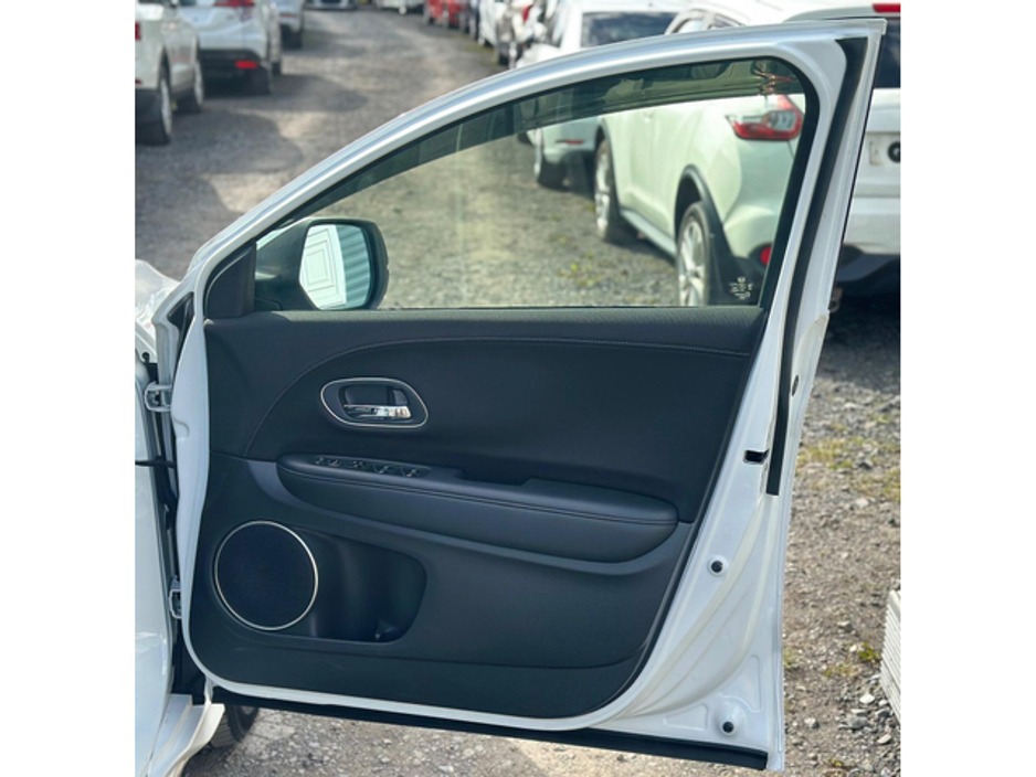 2017 Honda Vezel - image 9