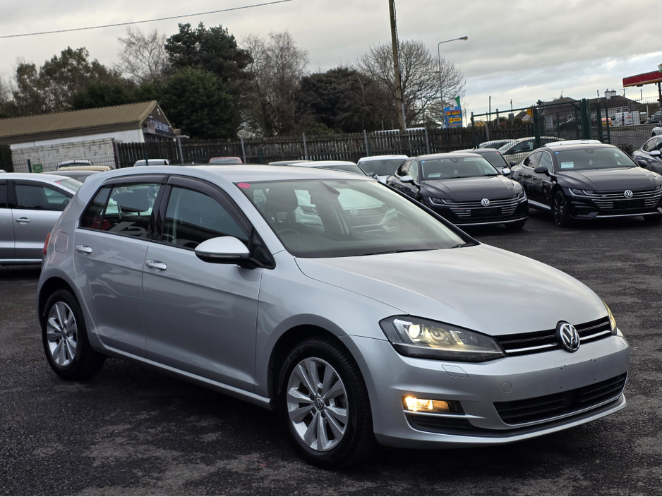 2015 Volkswagen Golf - image 2