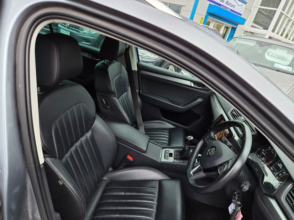 2019 Skoda Superb - image 3