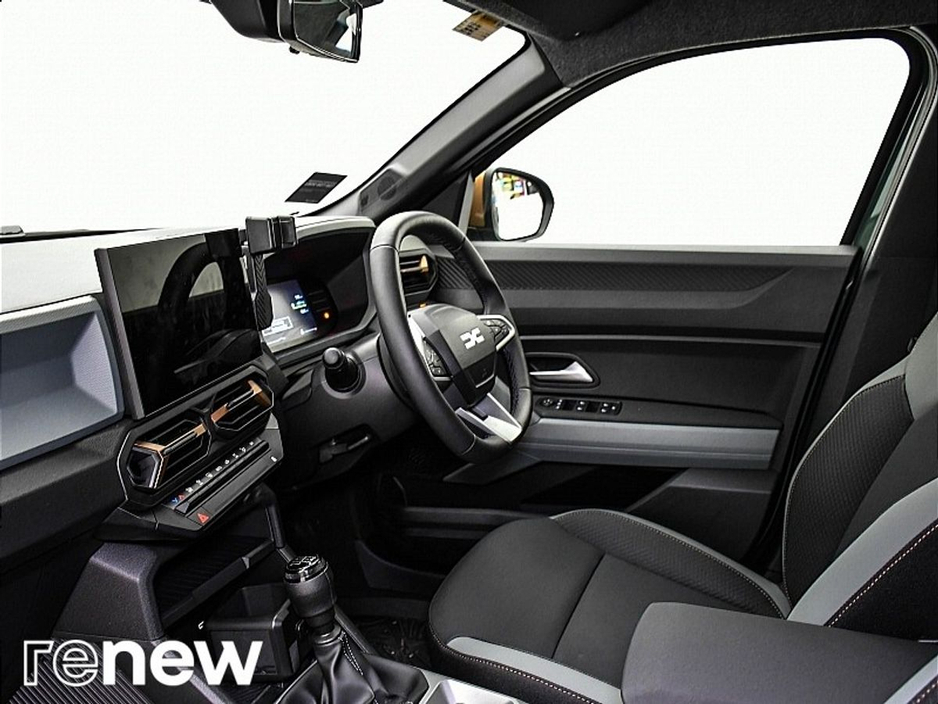 2025 Dacia Duster - image 2
