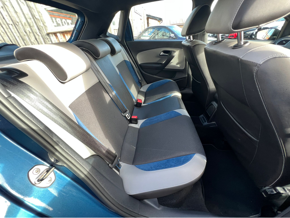 2015 Volkswagen Polo - image 12