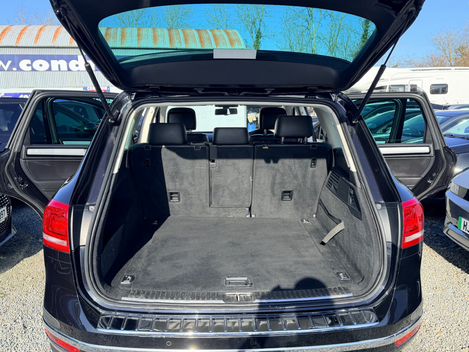 2015 Volkswagen Touareg - image 24