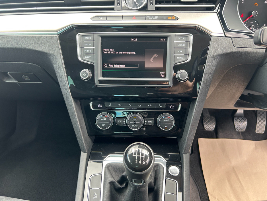 2015 Volkswagen Passat - image 10