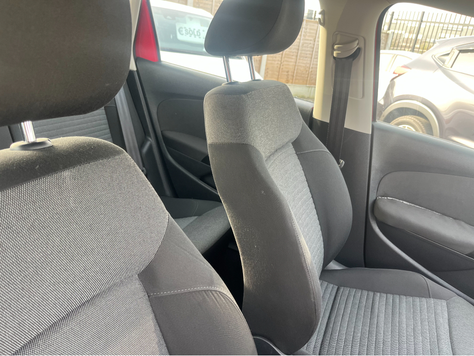 2013 Volkswagen Polo - image 11