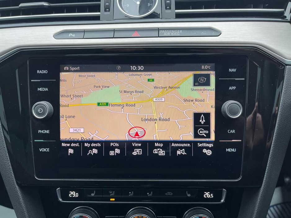 2018 Volkswagen Passat - image 10