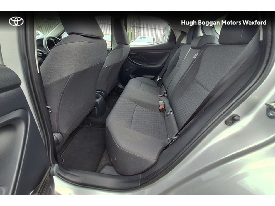 2021 Toyota Yaris - image 7