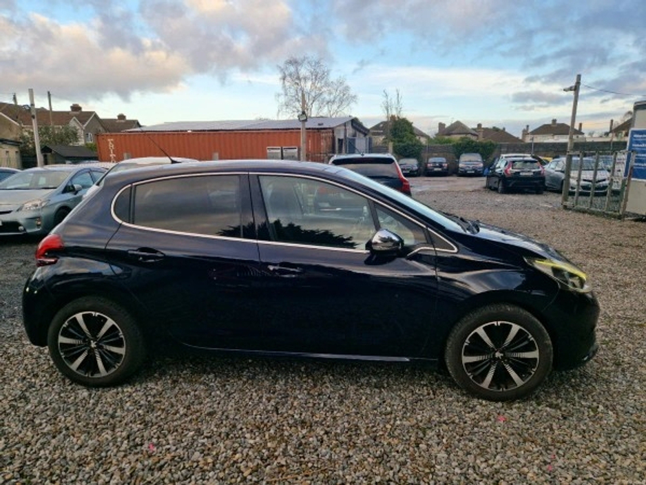 2017 Peugeot 208 1.2l Auto| Panoramic roof €10,950