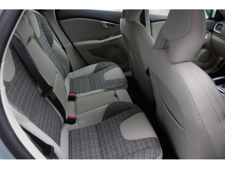 2018 Volvo V40 - image 16