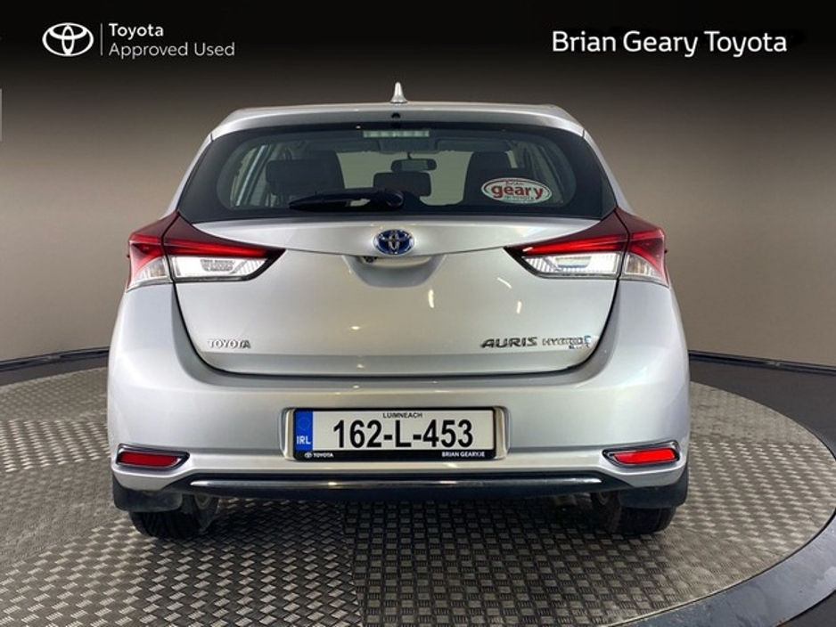 2016 Toyota Auris - image 4