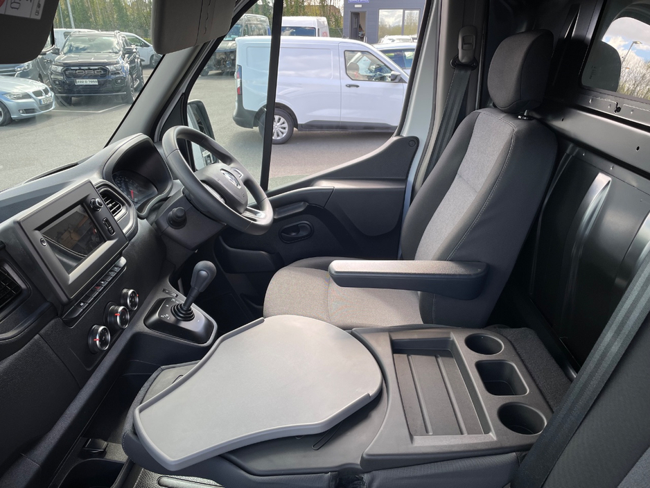 2025 Renault Master - image 21