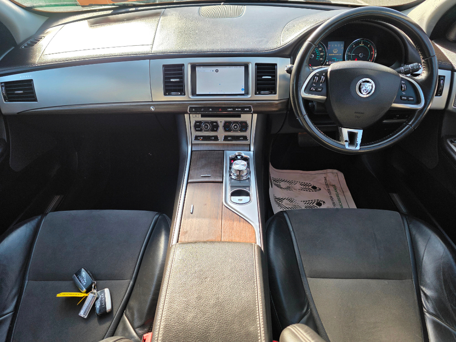 2014 Jaguar XF - image 12
