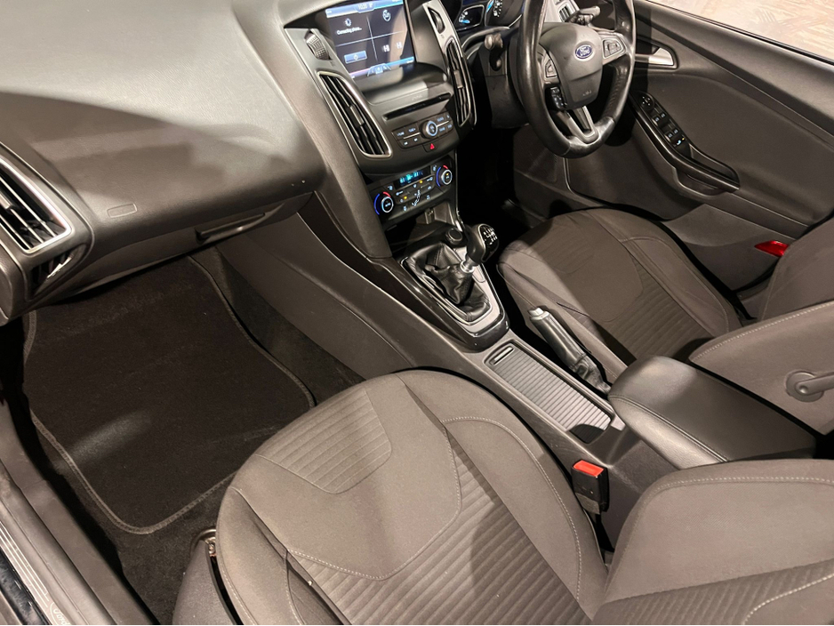 2016 Ford Focus - image 10
