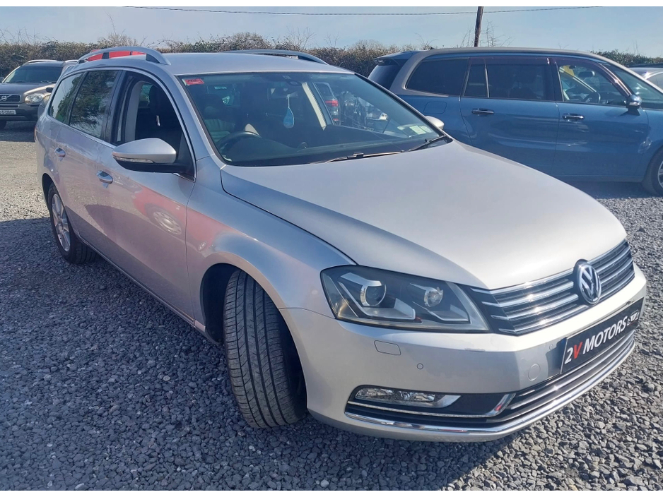 2011 Volkswagen Passat - image 5