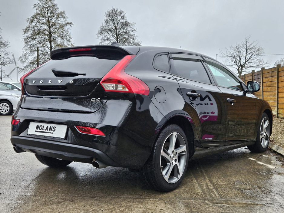 2016 Volvo V40 - image 16