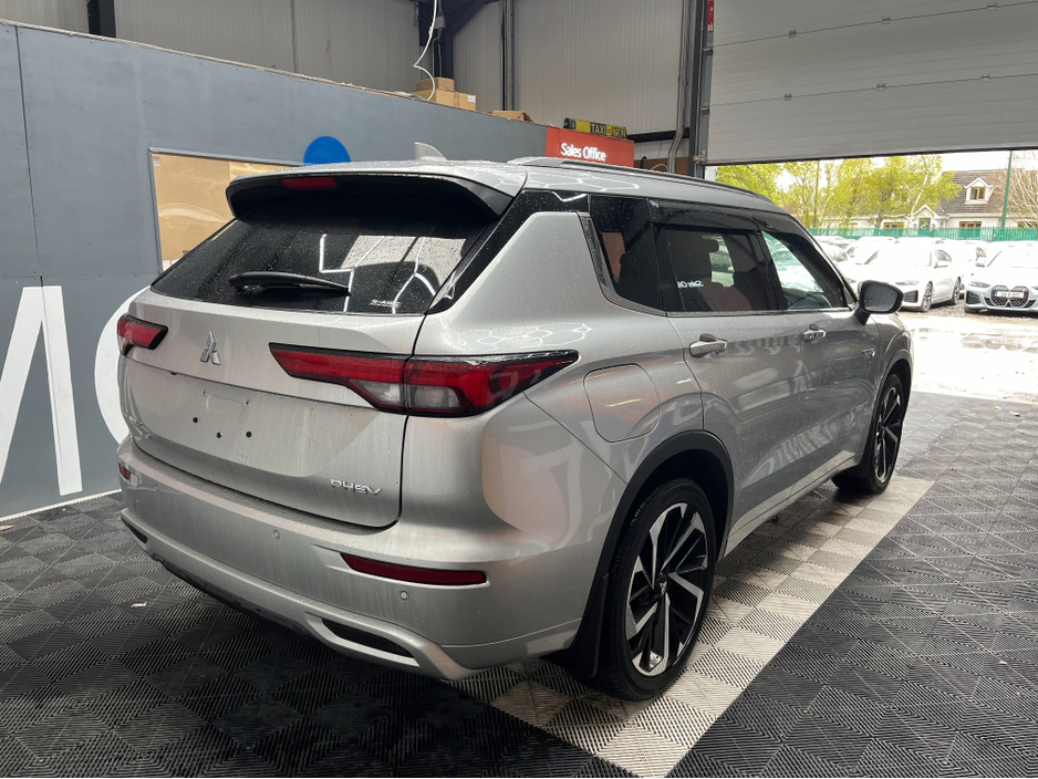 2023 Mitsubishi Outlander - image 2