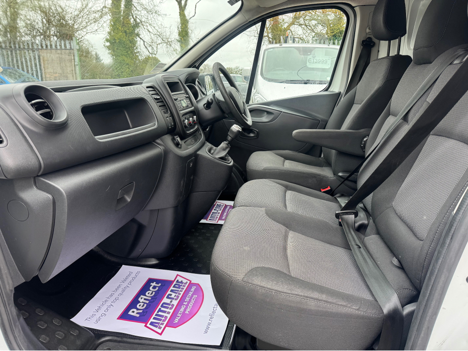 2021 Renault Trafic - image 10