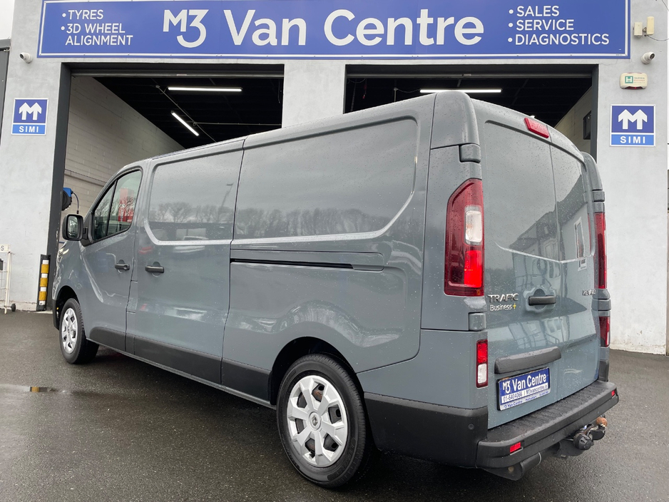 2023 Renault Trafic - image 3