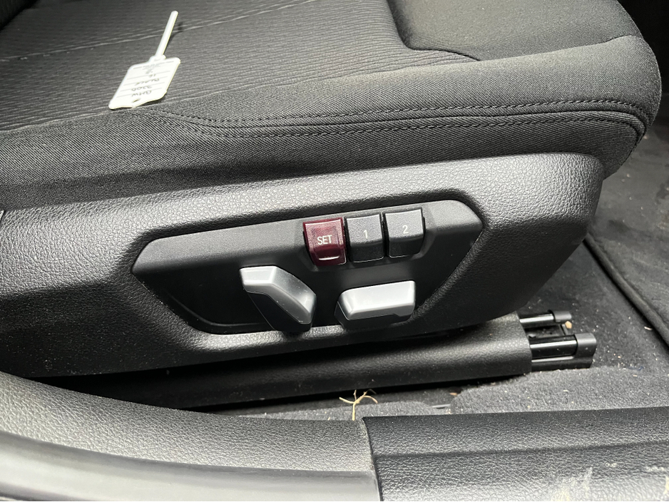 2016 BMW 3 Series - image 12