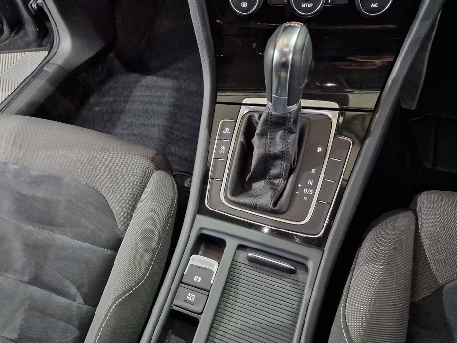 2013 Volkswagen Golf - image 20